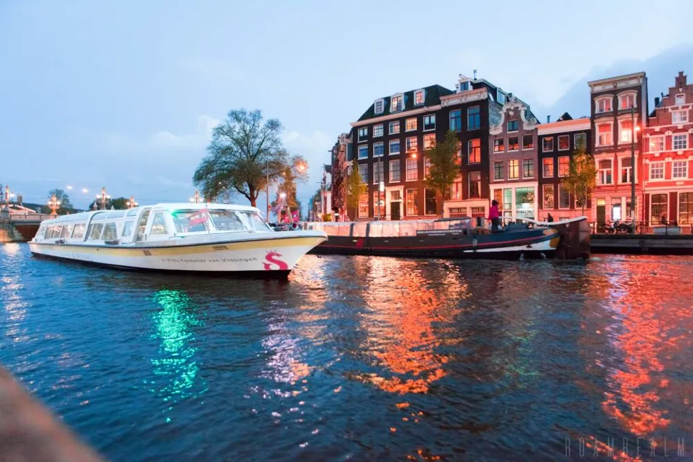 Elegant Canal Cruises: Luxurious Waterborne Tours